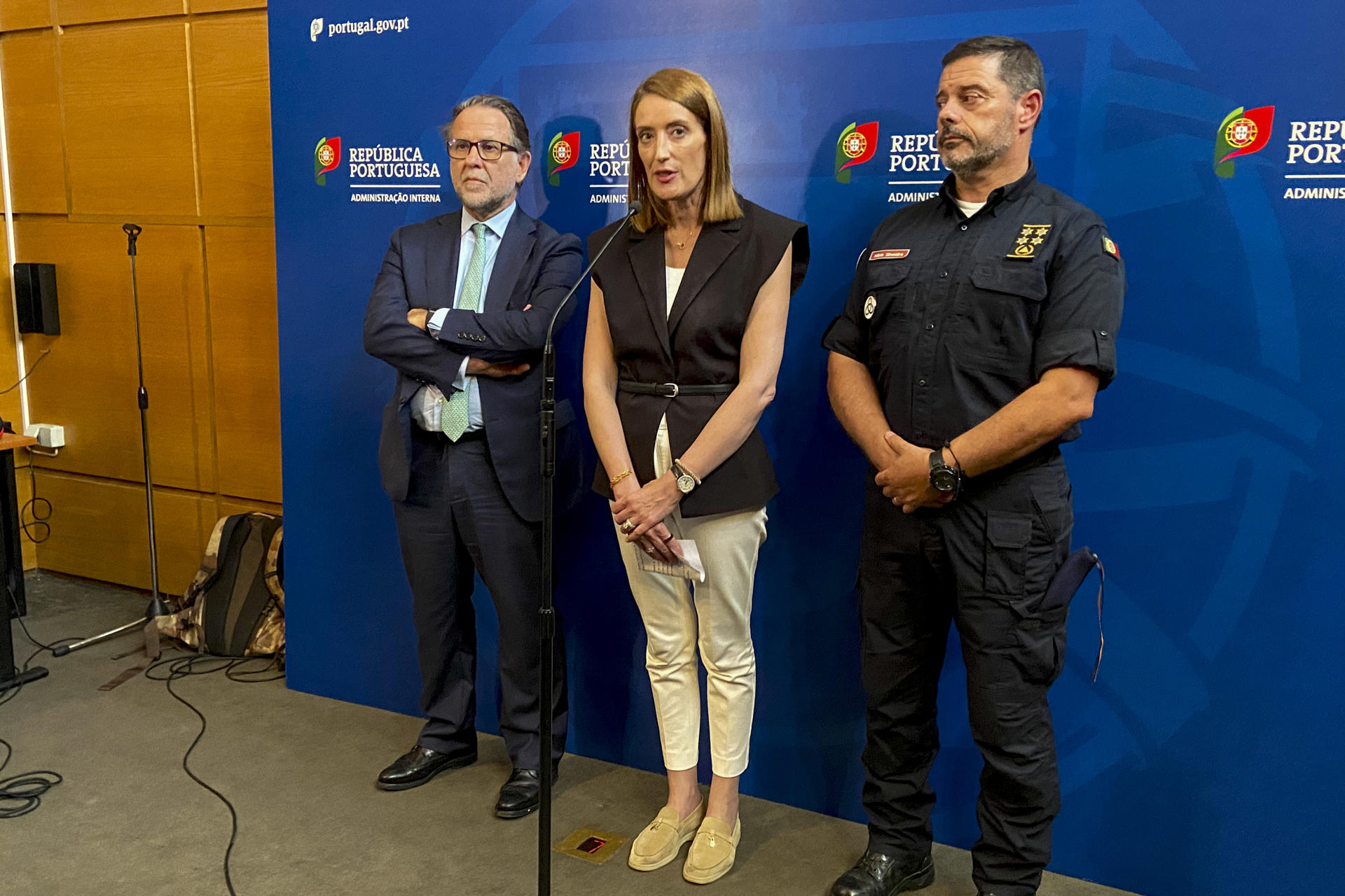 La presidenta del Parlamento Europeo, Roberta Metsola, y el ministro del Interior luso, Luís Neves, y el comandante nacional de Emergencias y Protección Civil de Portugal, Mário Silvestre, durante una visita a las instalaciones de la Autoridad Nacional de Emergencias y Protección Civil (ANEPC) este viernes cerca de Lisboa. EFE/Blas Díaz
