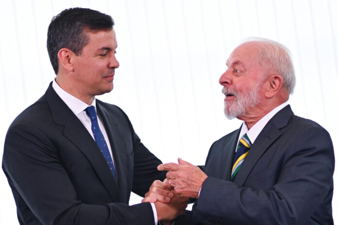 Fotografía de archivo en la que se captó un encuentro del presidente de Brasil, Luiz Inácio Lula da Silva (d), al recibir a su homólogo de Paraguay, Santiago Peña (d), en Brasilia (Brasil). EFE/Andre Borges
