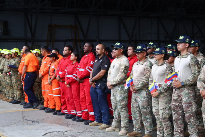 Integrantes del Sistema de Protección Civil (Sinaproc), Senafront, Servicio Aéreo Nacional (Senan), Cruz Roja y Bomberos preparan su viaje a Venezuela para labores de búsqueda y rescate tras el potente 