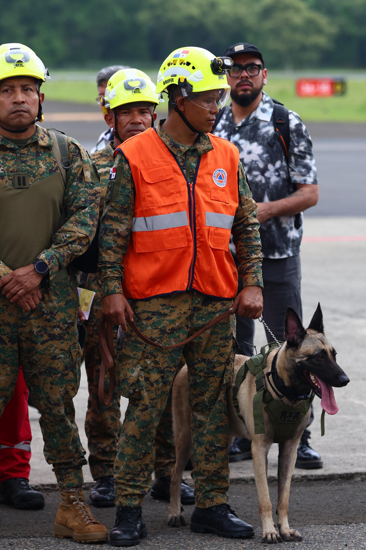 Integrantes del Sistema de Protección Civil (Sinaproc), Senafront, Servicio Aéreo Nacional (Senan), Cruz Roja y Bomberos preparan su viaje a Venezuela para labores de búsqueda y rescate tras el potente "doblete sísmico" que azotó al país suramericano el miércoles, causando al menos 920 muertos, 3.360 heridos y un número no precisado de desaparecidos oficialmente, este viernes en Ciudad de Panamá (Panamá). EFE/ Carlos Lemos
