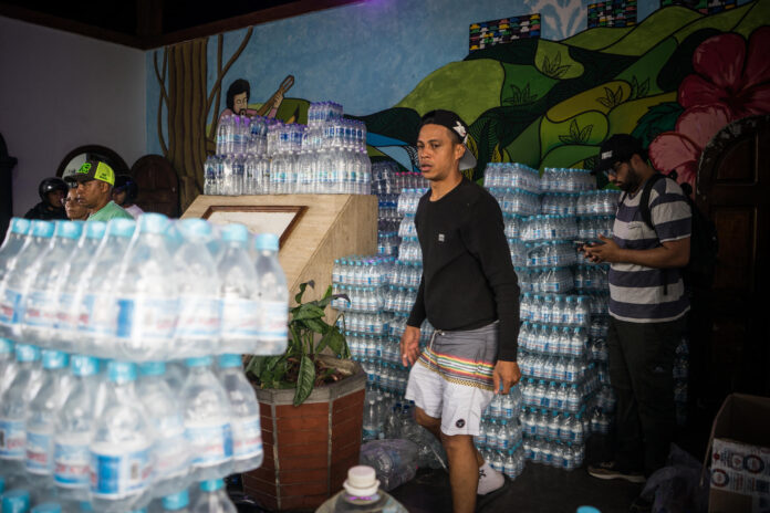 Voluntarios organizan este viernes donaciones para los afectados por los terremotos, en un centro de acopio en Caracas (Venezuela). EFE/ Boris Vergara
