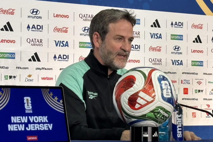 El seleccionador de Panamá, Thomas Christiansen, habla durante una rueda de prensa este viernes en Nueva Jersey (Estados Unidos). EFE/ Jan Téllez Asensio

