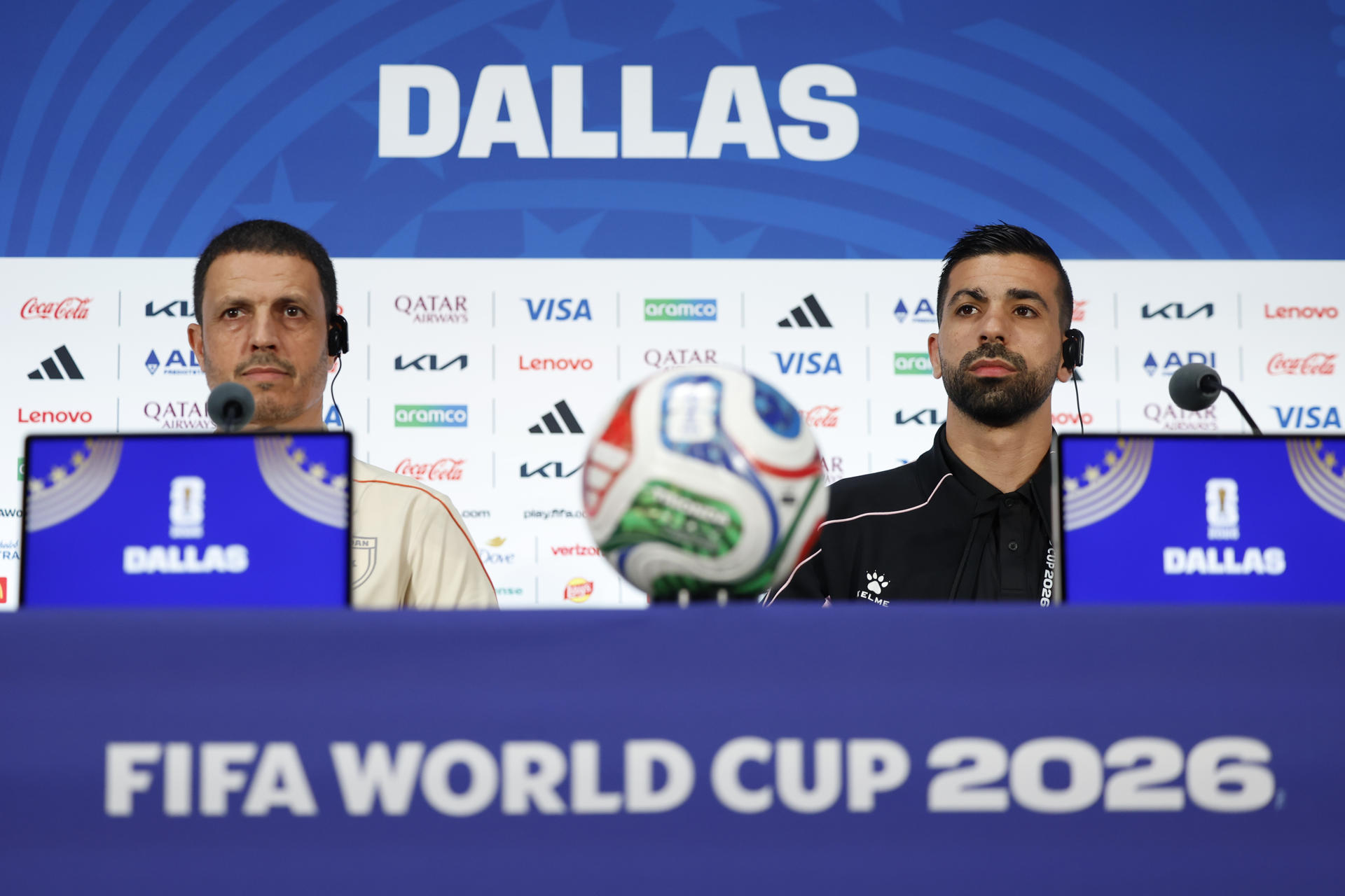 El seleccionador de Jordania, Jamal Sellami (i), y el jugador Noor Al-Rawabdeh asisten a una rueda de prensa en el AT&T Stadium en Arlington (Estados Unidos). EFE/ Mariscal
