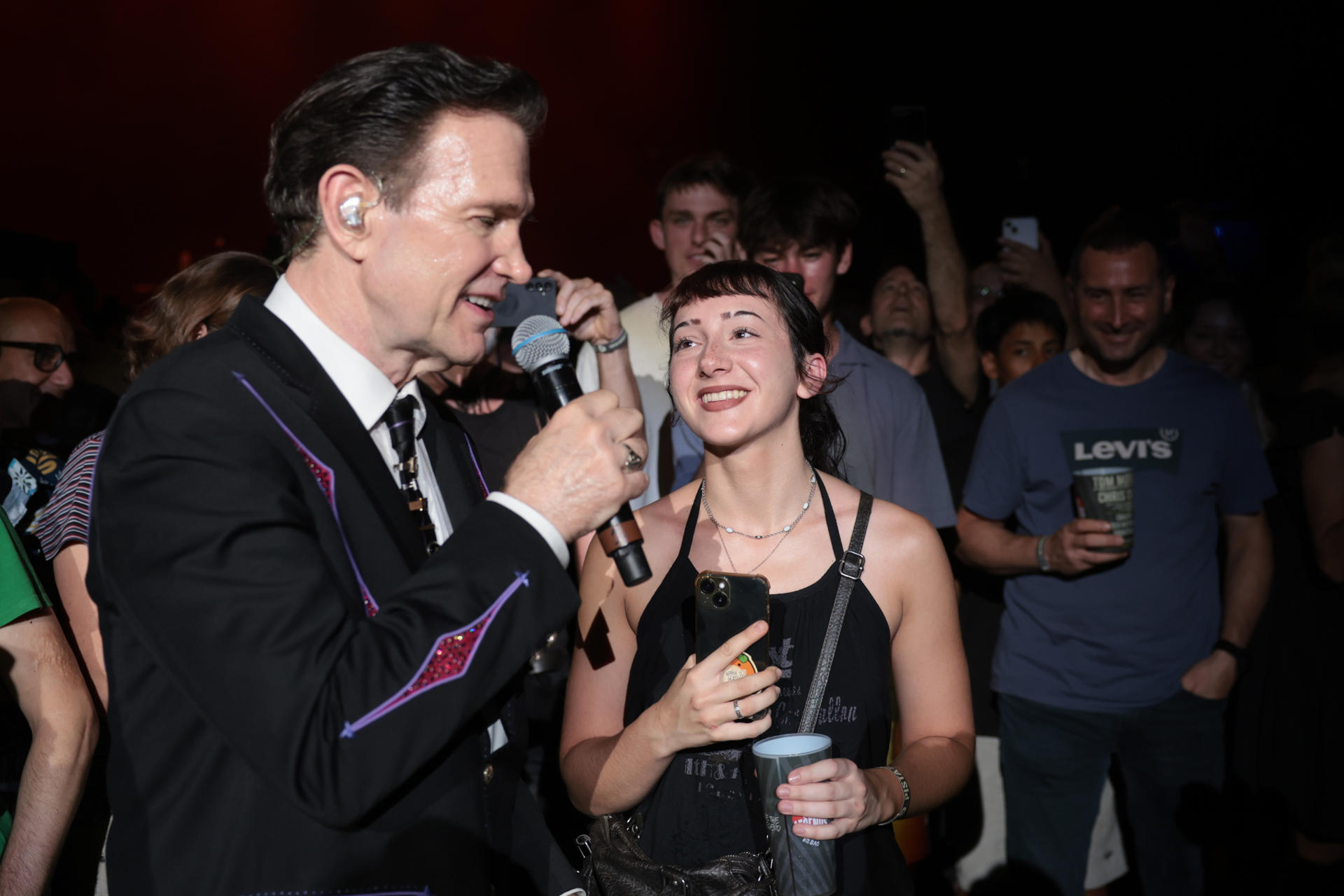 El cantante norteamericano Chris Isaak, que este viernes celebra su 70 cumpleaños, durante el concierto que ofrece en el BBK Legends, en Bilbao. EFE/Luis Tejido
