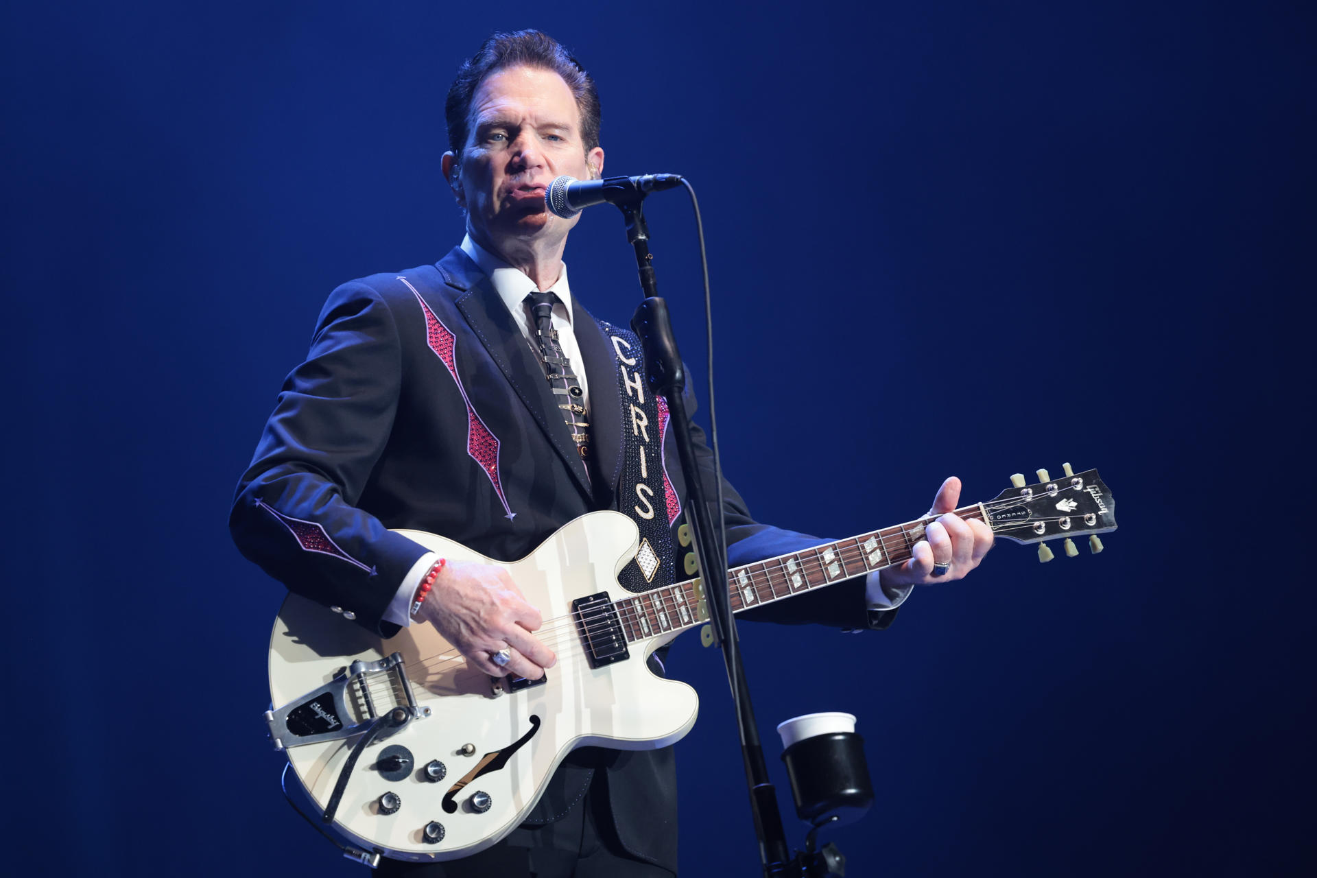 El cantante norteamericano Chris Isaak, que este viernes celebra su 70 cumpleaños, durante el concierto que ofrece en el BBK Legends, en Bilbao. EFE/Luis Tejido
