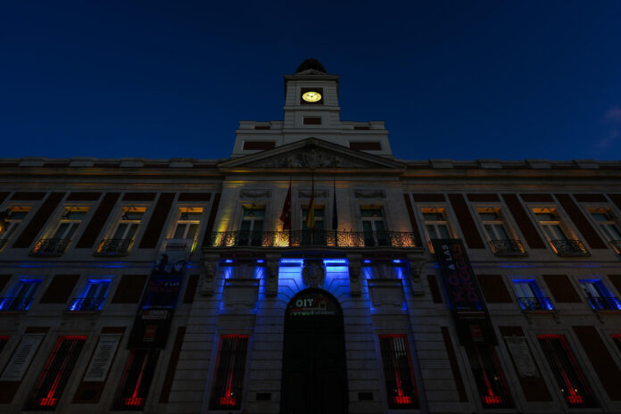 La Comunidad de Madrid ilumina con los colores de la bandera de Venezuela la fachada de la Real Casa de Correos como muestra de solidaridad con el pueblo venezolano tras los devastadores terremotos que asolaron al país sudamericano este pasado miércoles, hoy viernes en la capital. EFE/Comunidad de Madrid SÓLO USO EDITORIAL/SÓLO DISPONIBLE PARA ILUSTRAR LA NOTICIA QUE ACOMPAÑA (CRÉDITO OBLIGATORIO)
