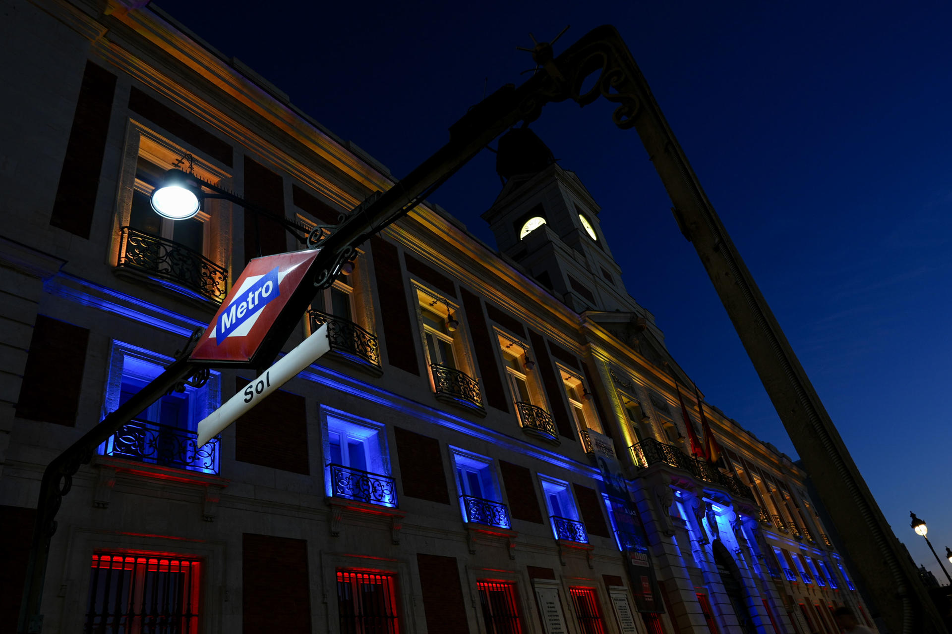 La Comunidad de Madrid ilumina con los colores de la bandera de Venezuela la fachada de la Real Casa de Correos como muestra de solidaridad con el pueblo venezolano tras los devastadores terremotos que asolaron al país sudamericano este pasado miércoles, hoy viernes en la capital. EFE/Comunidad de Madrid SÓLO USO EDITORIAL/SÓLO DISPONIBLE PARA ILUSTRAR LA NOTICIA QUE ACOMPAÑA (CRÉDITO OBLIGATORIO)
