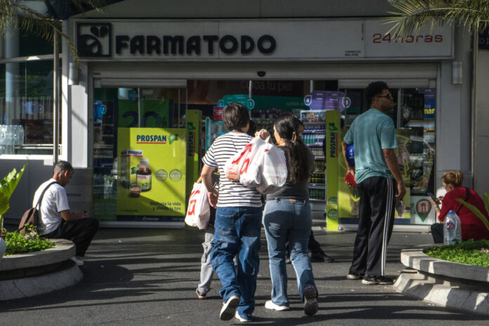 Personas compran insumos básicos, como papel higiénico, pañales para bebés y agua, mientras se registran largas filas para surtir de gasolina tras los terremotos del miércoles que han dejado 920 muertos y 3.360 heridos, este viernes en Caracas, (Venezuela). EFE/ Boris Vergara
