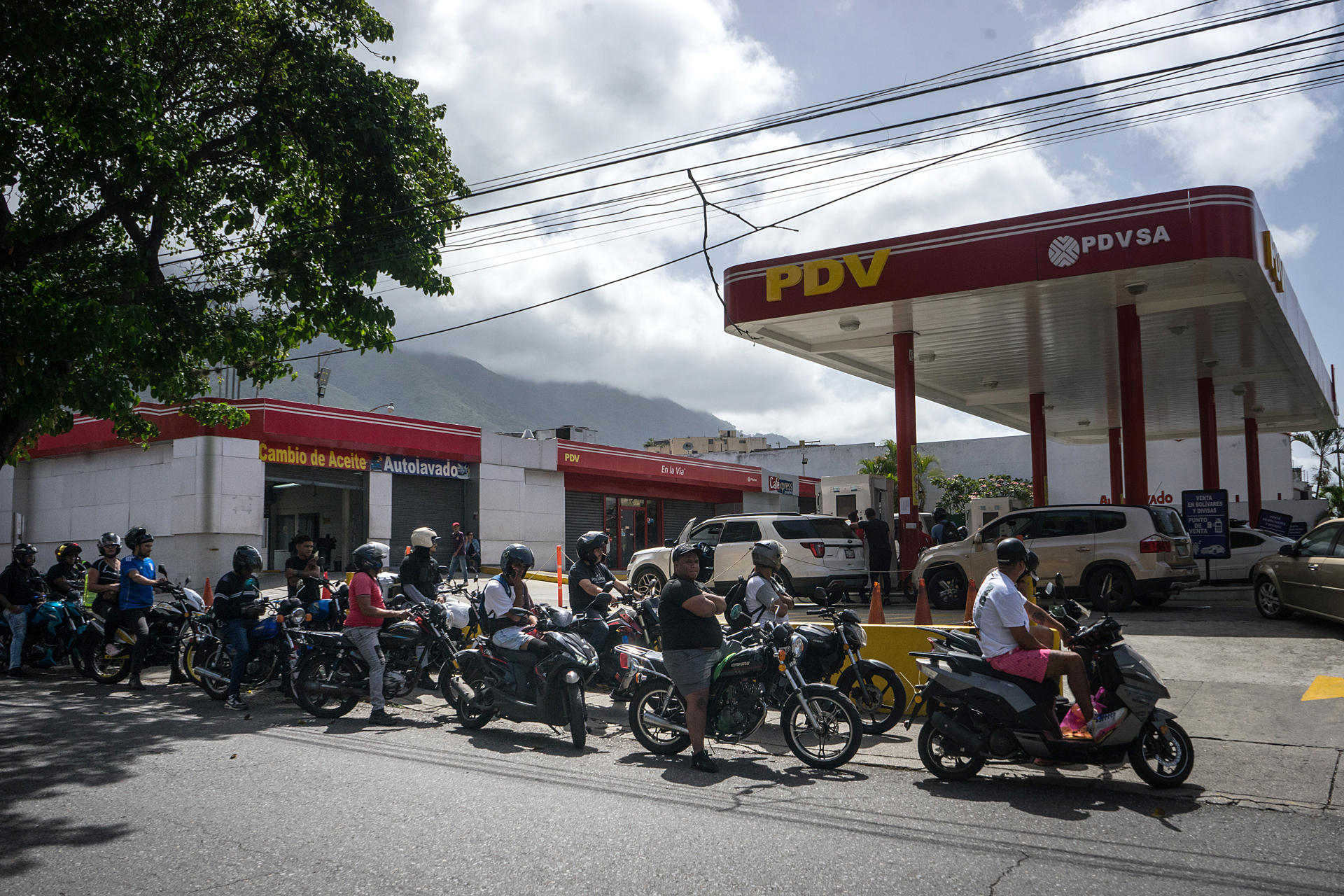 Personas esperan para  surtirse de gasolina tras los terremotos del miércoles que han dejado 920 muertos y 3.360 heridos, este viernes en Caracas, (Venezuela). EFE/ Boris Vergara
