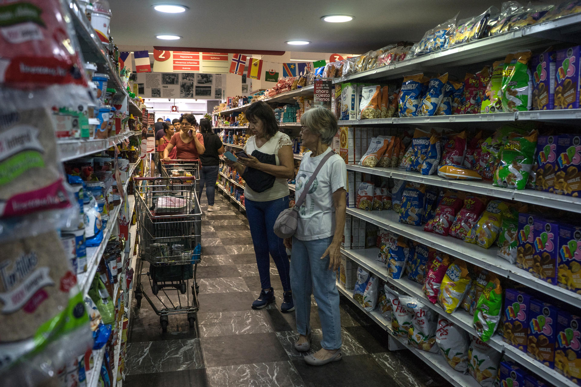 Personas compran insumos básicos, como papel higiénico, pañales para bebés y agua, mientras se registran largas filas para surtir de gasolina tras los terremotos del miércoles que han dejado 920 muertos y 3.360 heridos, este viernes en Caracas, (Venezuela). EFE/ Boris Vergara
