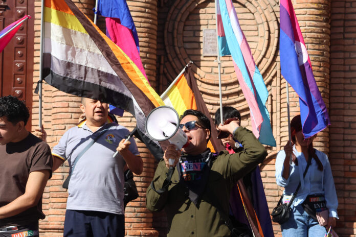 Integrantes de colectivos LGBTI participan en una manifestación este viernes, en Santa Cruz (Bolivia). EFE/Juan Carlos Torrejon
