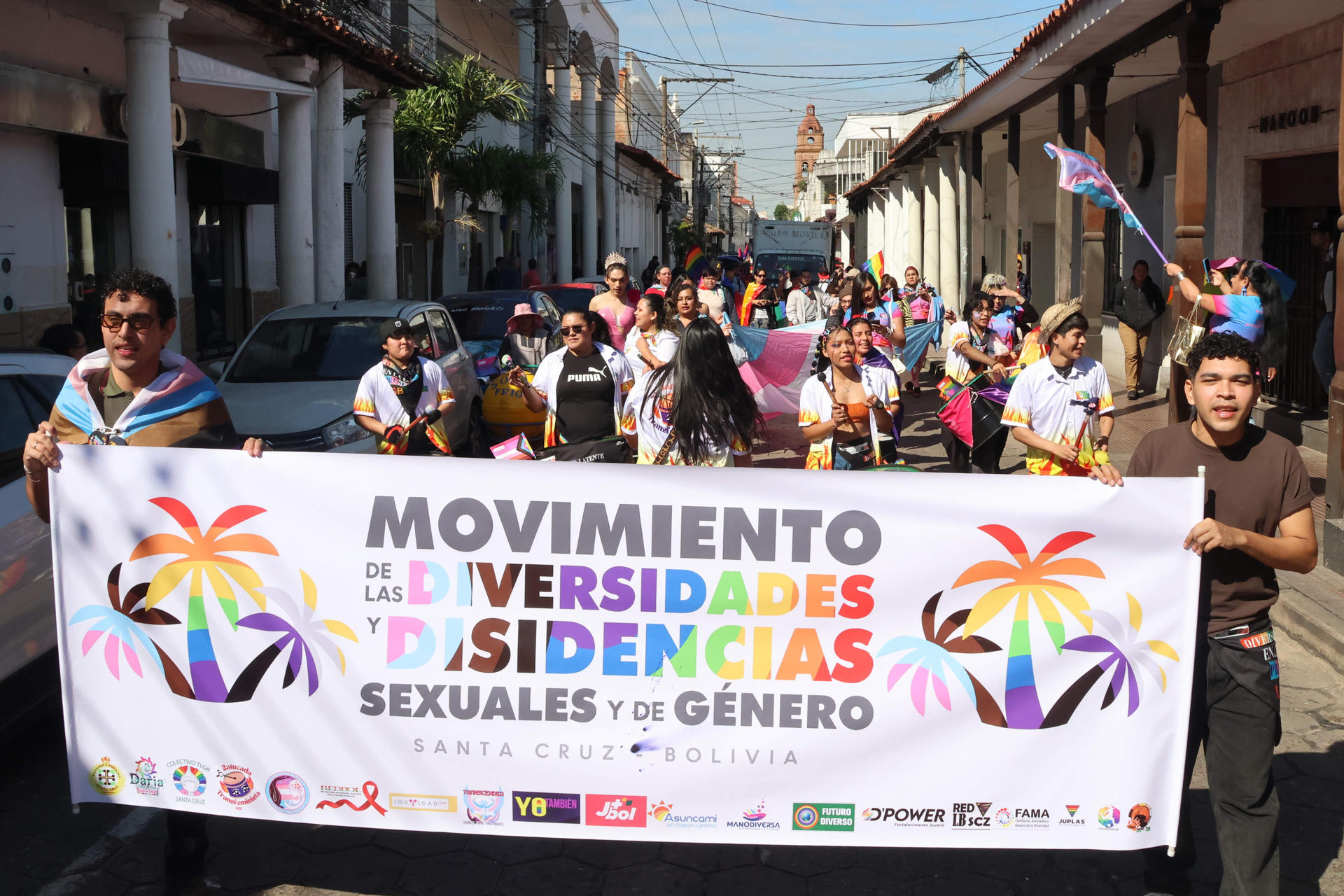 Integrantes de colectivos LGBTI participan en una manifestación este viernes, en Santa Cruz (Bolivia). EFE/Juan Carlos Torrejon
