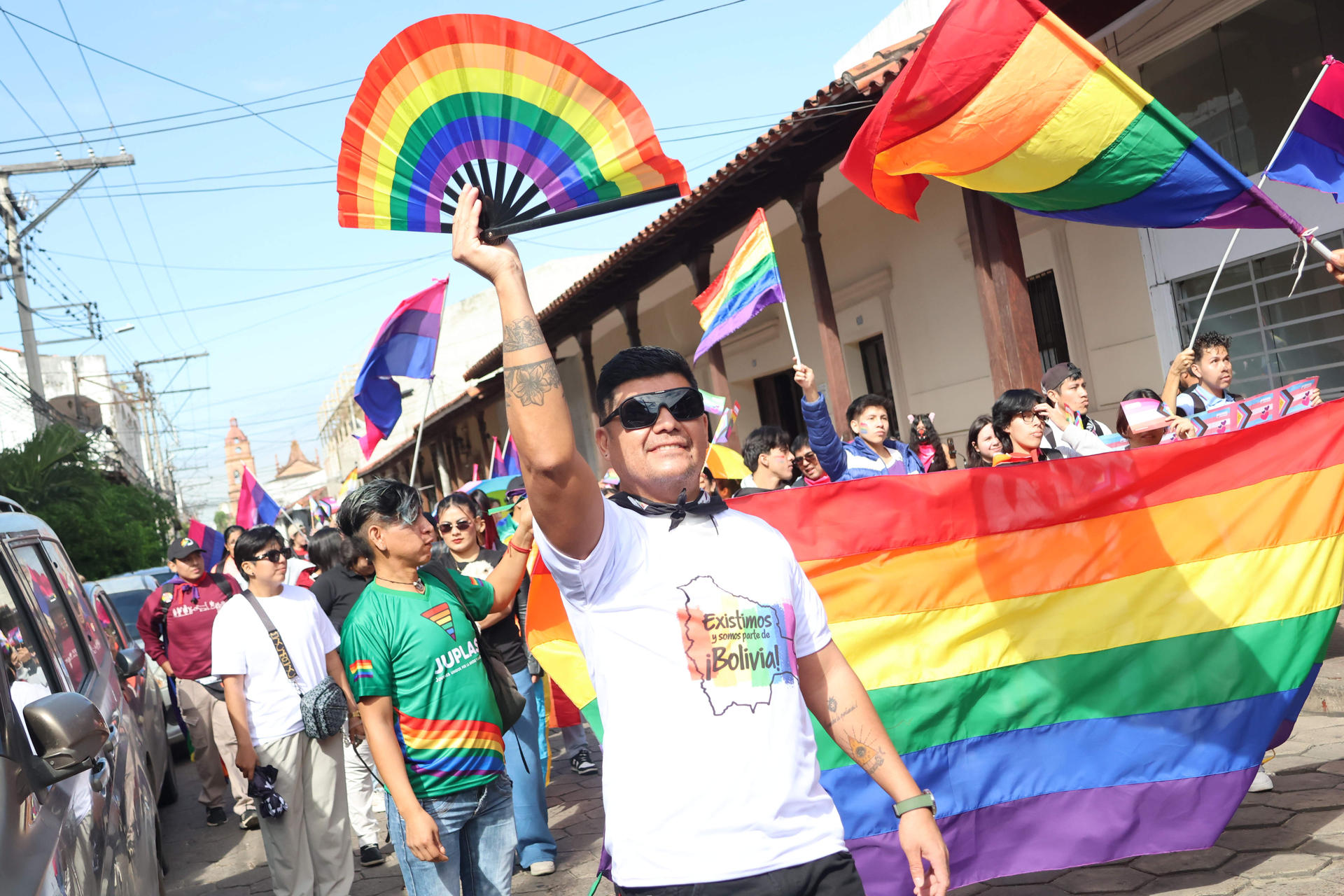 Integrantes de colectivos LGBTI participan en una manifestación este viernes, en Santa Cruz (Bolivia). EFE/Juan Carlos Torrejon
