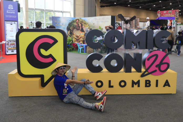 Un persona posa durante la inauguración de la 17° edición de la Cómic Con Colombia que reúne a miles de fanáticos de la cultura pop, este viernes en Bogotá (Colombia). EFE/ Carlos Ortega
