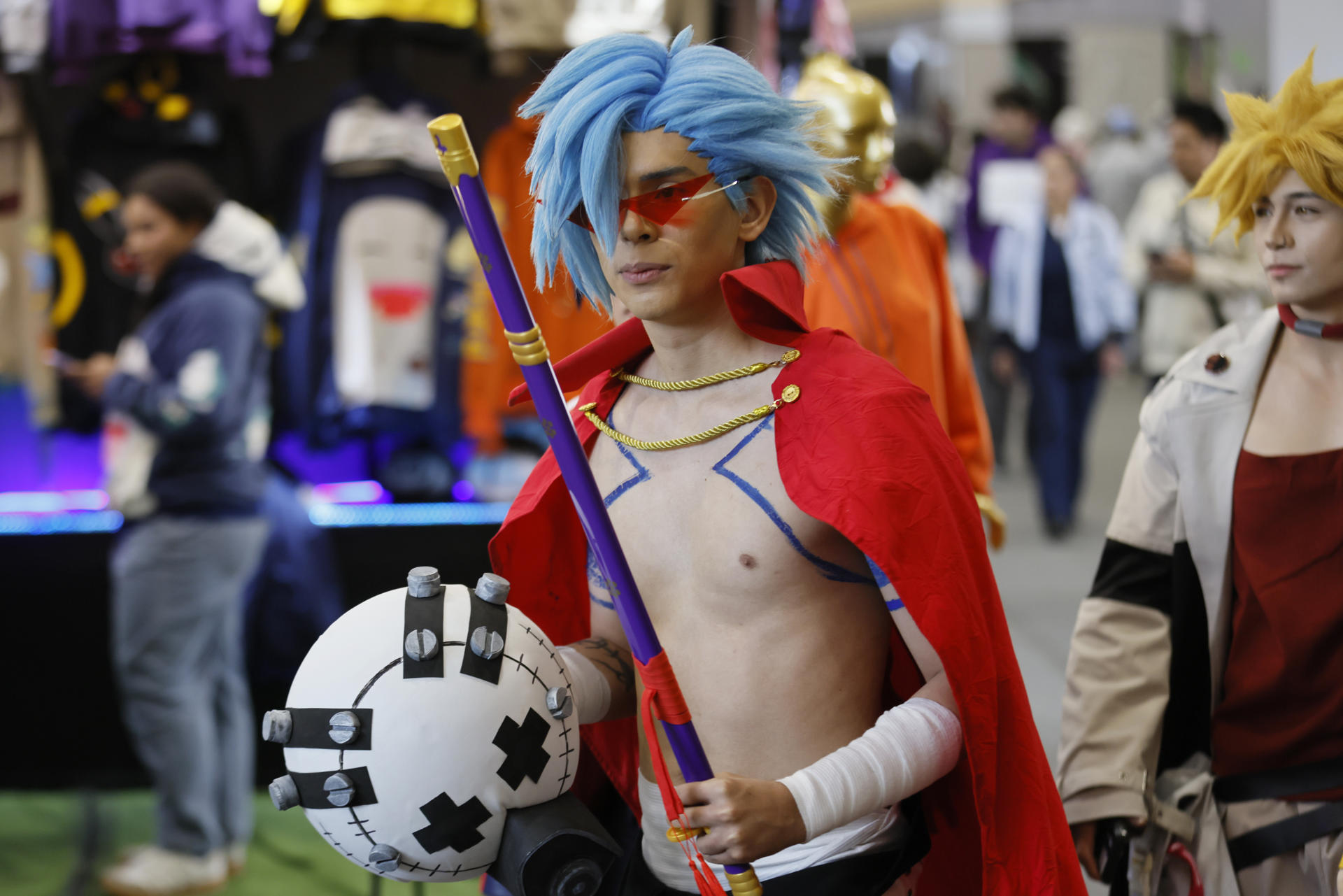 Personas asisten a la inauguración de la 17° edición de la Cómic Con Colombia, que reúne a miles de fanáticos de la cultura pop, este viernes en Bogotá (Colombia). EFE/ Carlos Ortega
