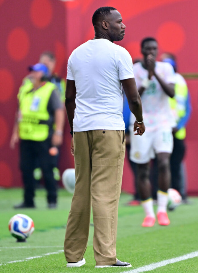 El seleccionador de Senegal, Pape Thiaw, celebró este viernes en Toronto la goleada de sus pupilos a Irak. EFE/EPA/EDUARDO LIMA
