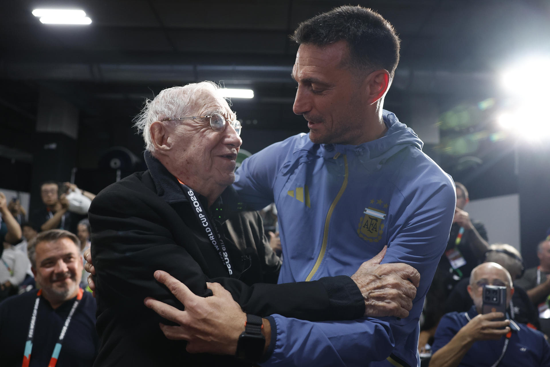 El periodista argentino de 91 años Enrique Macaya Márquez (i) saluda al seleccionador de Argentina, Lionel Scaloni, durante una rueda de prensa en Dallas (Estados Unidos). EFE/ Mariscal
