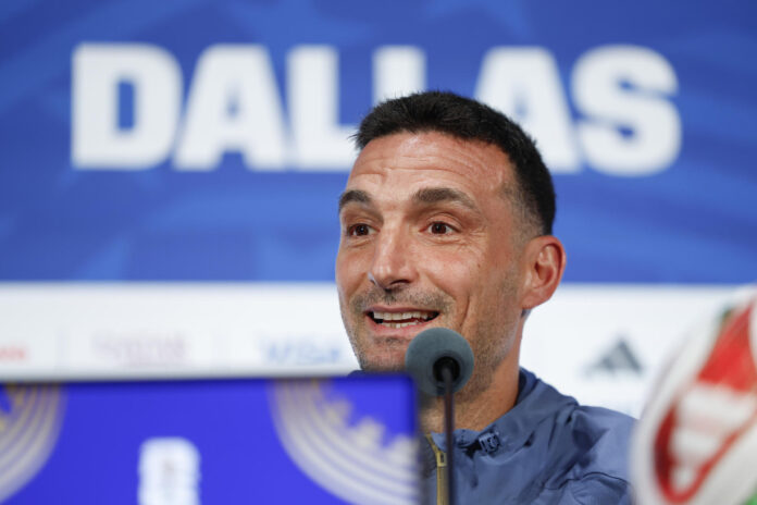 El seleccionador de Argentina, Lionel Scaloni, durante la rueda de prensa de este viernes en Dallas (Estados Unidos). EFE/ Mariscal
