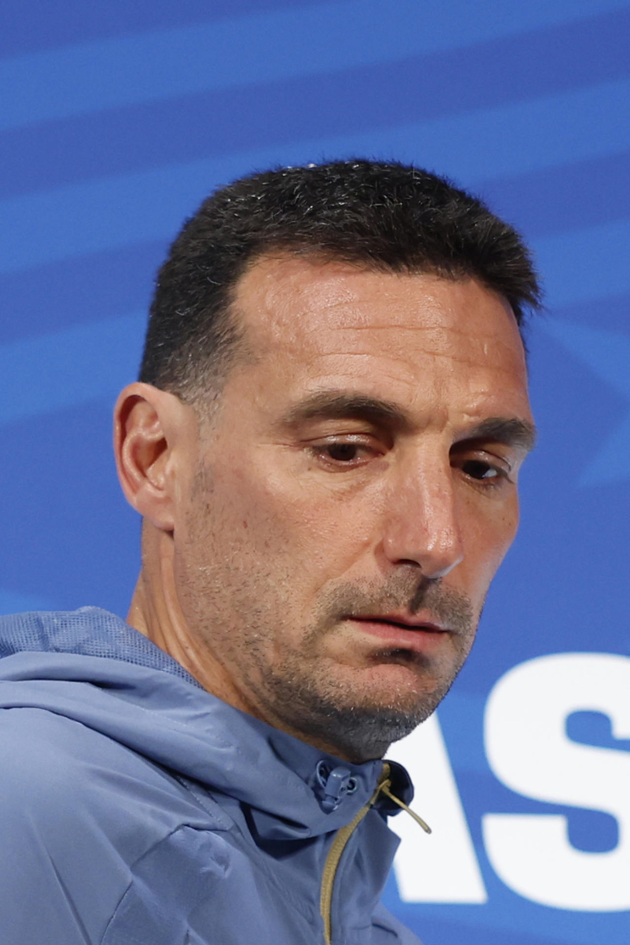 El seleccionador de Argentina, Lionel Scaloni, durante la rueda de prensa de este viernes en Dallas (Estados Unidos). EFE/ Mariscal
