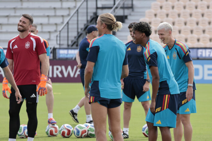 Los jugadores de la selección española Lamine Yamal (2d), Dani Olmo (d) , Marcos Llorente (2i) y Unai Simón (i) el pasado sábado en Atlanta durante el entrenamiento del equipo, en la víspera del partido del Mundial 2026. EFE/Lavandeira Jr
