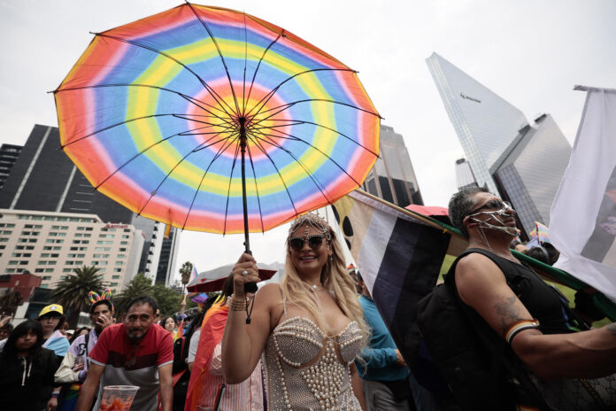 Personas participan en una marcha por el Día Internacional del Orgullo LGTBI, en Ciudad de México (México). Imagen de archivo. EFE/ José Méndez
