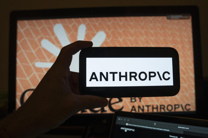 Una persona sostiene un teléfono con el logotipo de la inteligencia artificial (IA) Anthropic en Nueva York (Estados Unidos). Imagen de archivo. EFE/ Angel Colmenares
