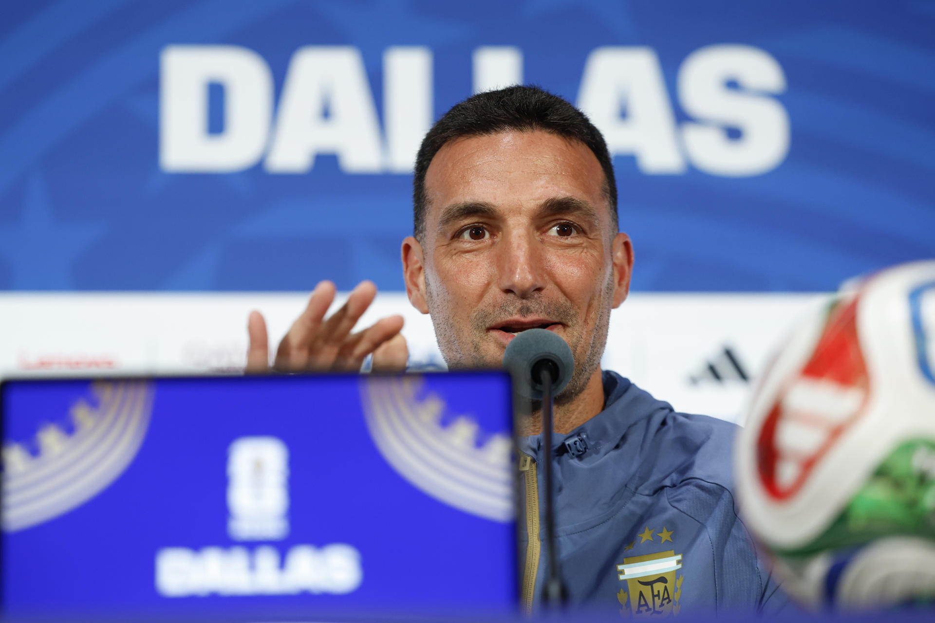 El seleccionador de Argentina, Lionel Scaloni, habla en una rueda de prensa este viernes en Dallas (Estados Unidos). EFE/ Mariscal
