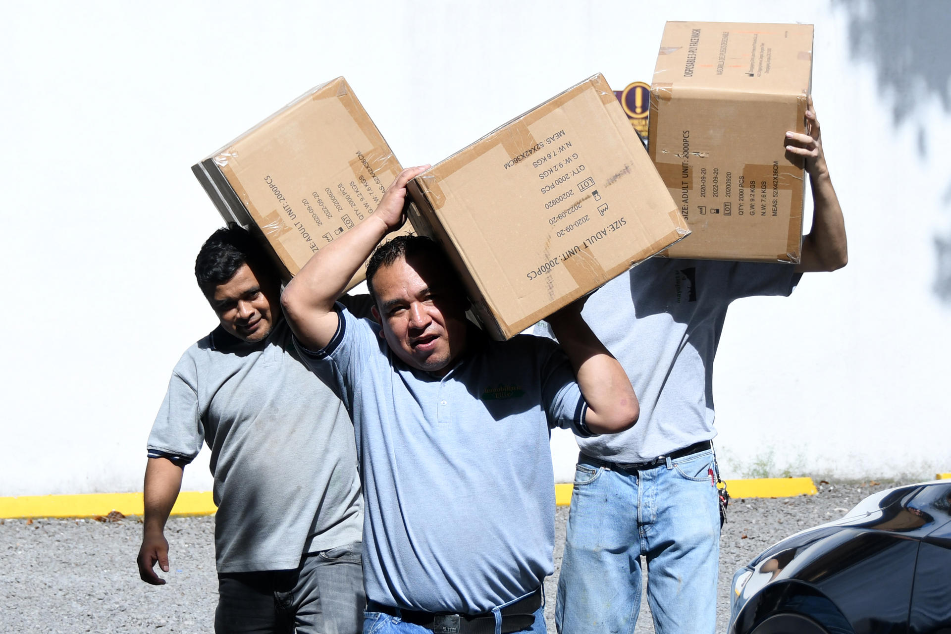 Una grupo de hombres fue captado este 26 de junio al trasladar cajas con ayudas humanitarias para los damnificados por los terremotos en Venezuela, en Ciudad de Guatemala (Guatemala). EFE/Alex Cruz
