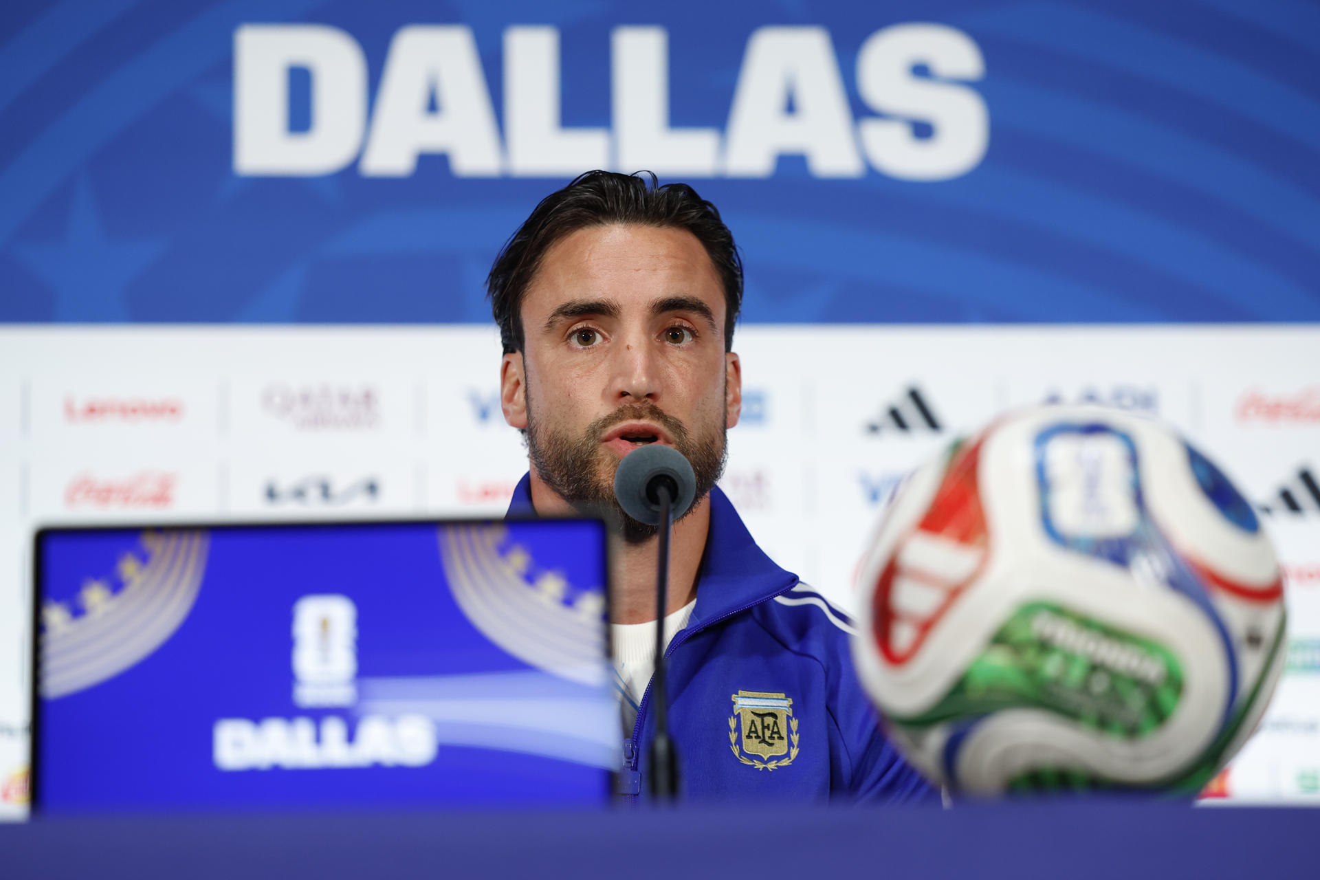 Nicolás Tagliafico, de Argentina, habla en una rueda de prensa en Dallas (Estados Unidos). EFE/ Mariscal
