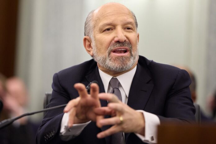 Fotografía de archivo en la que se captó el secretario de Comercio de Estados Unidos, Howard Lutnick, durante una comparecencia a un comité senatorial, en Washington DC (EE.UU.). EFE/Allison Dinner
