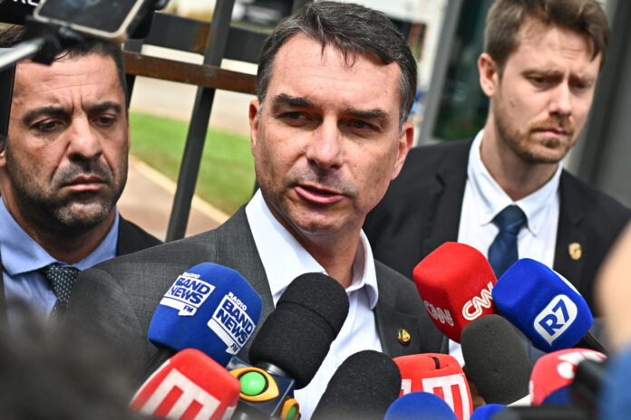 Fotografía de archivo en la que se captó al senador brasileño Flávio Bolsonaro (c) al atender a la prensa, en Brasilia (Brasil). EFE/Andre Borges
