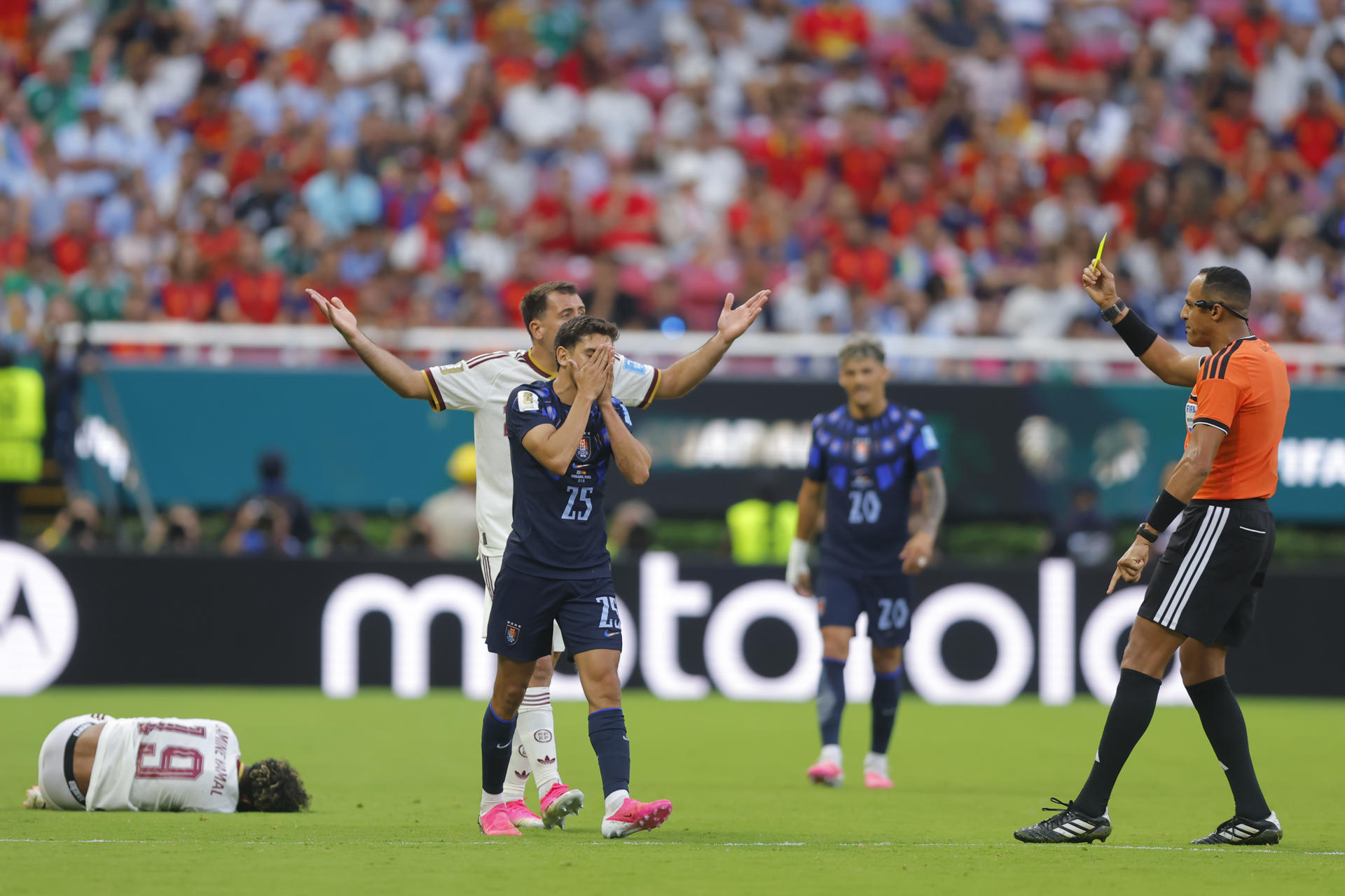 El arbitro Ismail Elfath (d) muestra tarjeta amarilla a Juan Manuel Sanabria (c) de Uruguay este viernes, en un partido del grupo H del Mundial de la FIFA 2026 entre Uruguay y España en el estadio Akron en Guadalajara (México). EFE/ Francisco Guasco
