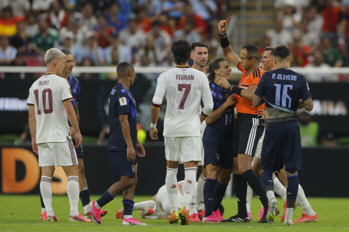 El arbitro Ismail Elfath (2-d) muestra tarjeta roja a Agustín Canobbio (3-d) de Uruguay este viernes, en un partido del grupo H del Mundial de la FIFA 2026 entre Uruguay y España en el estadio Akron en Guadalajara (México). EFE/ Francisco Guasco
