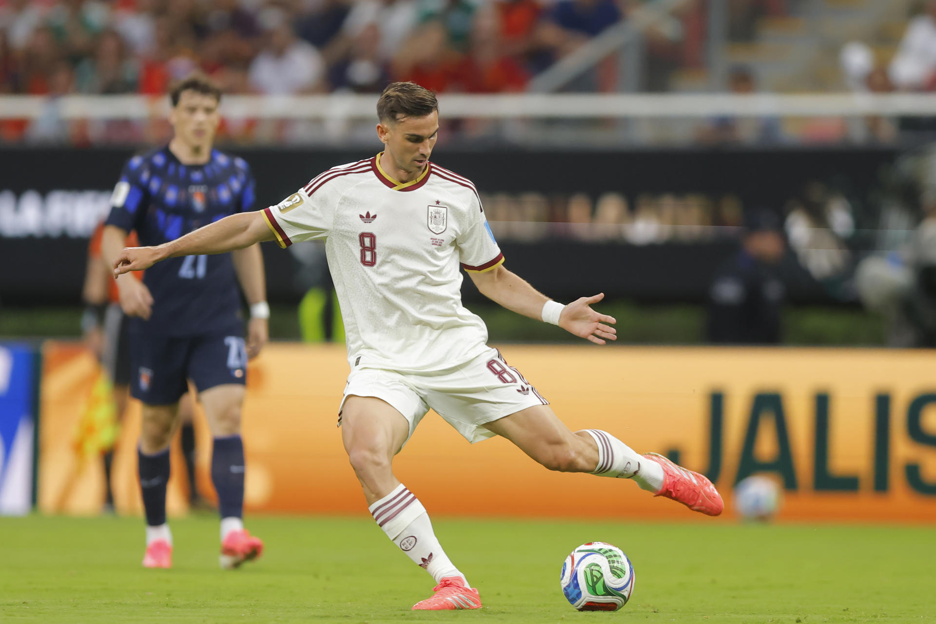 Fabián Ruiz de España patea el balón este viernes, en un partido del grupo H del Mundial de la FIFA 2026 entre Uruguay y España en el estadio Akron en Guadalajara (México). EFE/ Francisco Guasco
