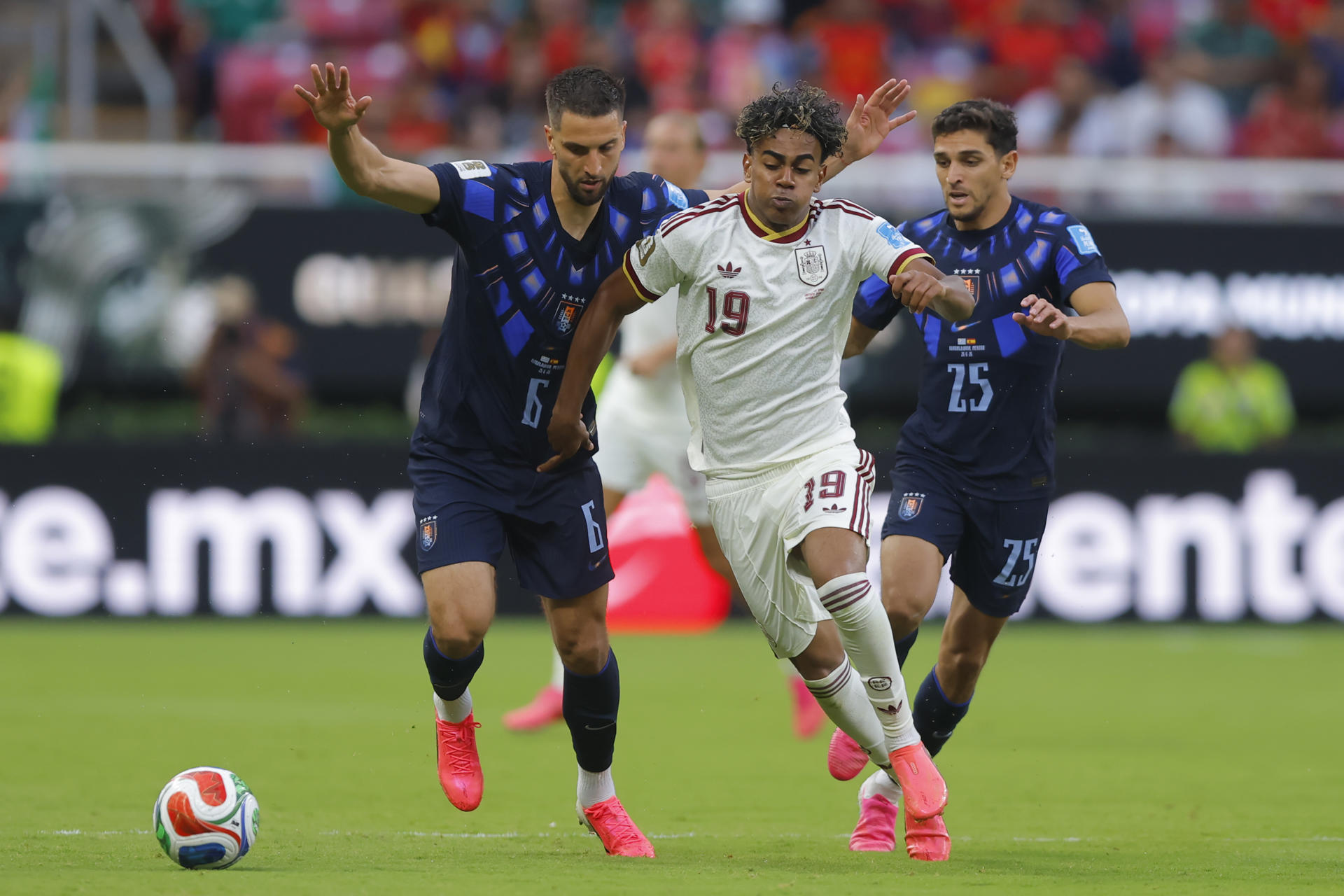 Rodrigo Bentancur (i) y Juan Manuel Sanabria (d) de Uruguay disputa el balón con Lamine Yamal de España este viernes, en un partido del grupo H del Mundial de la FIFA 2026 entre Uruguay y España en el estadio Akron en Guadalajara (México). EFE/ Francisco Guasco
