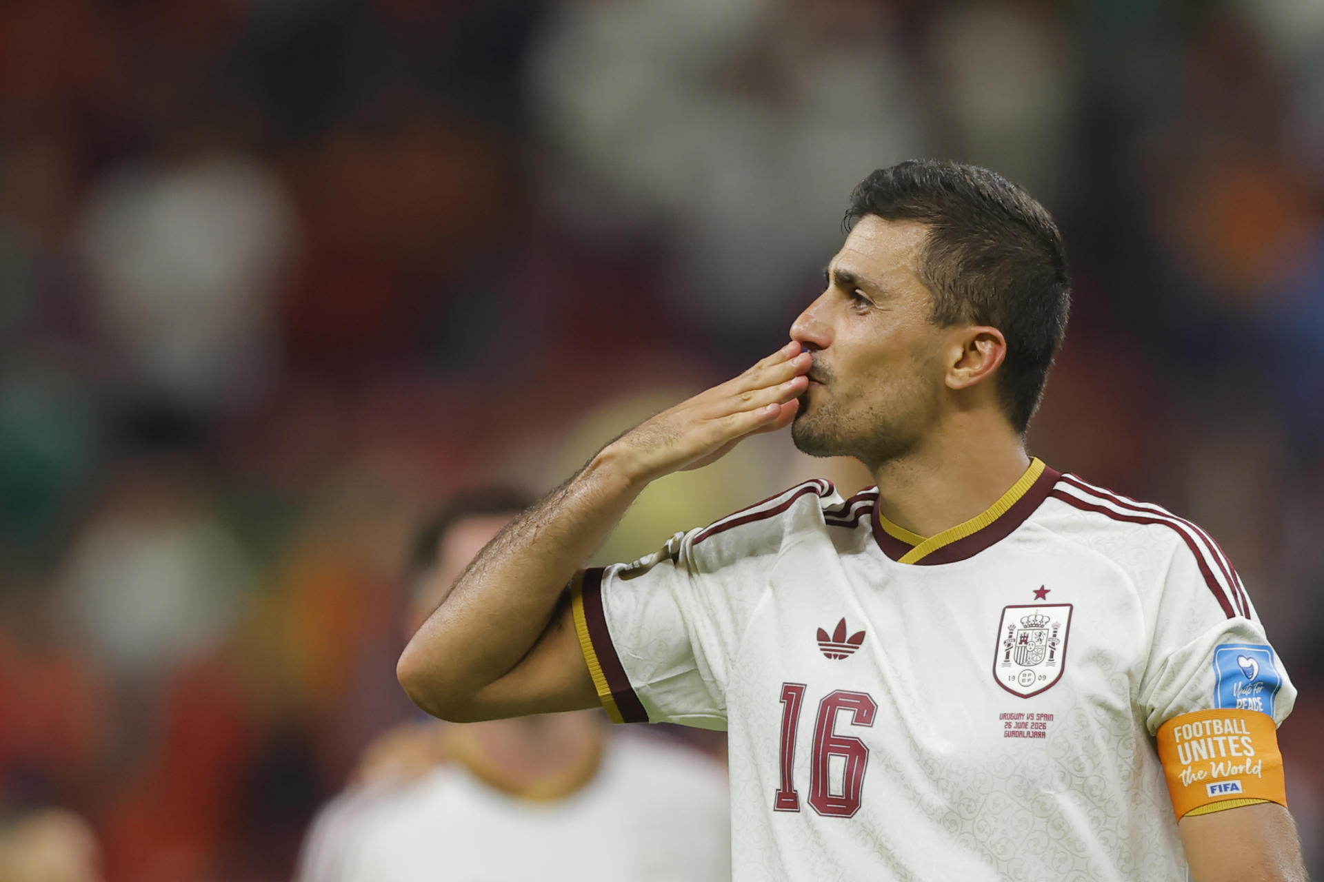 Rodri Hernández celebra este viernes en Guadalajara la clasificación de España a la fase de dieciseisavos de final del Mundial al derrotar por 0-1 a Uruguay. Francisco Guasco
