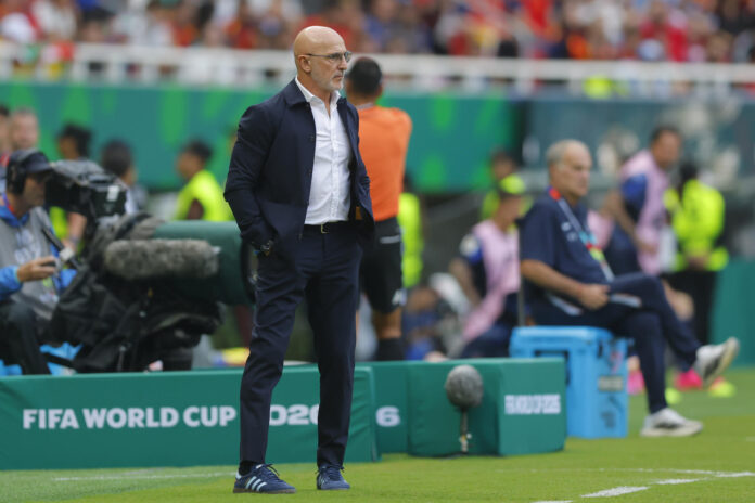 Luis de la Fuente, seleccionador español, elogió este viernes en Guadalajara a sus jugadores y destacó que ante Uruguay supieron “jugar otro tipo de partido”. EFE/ Francisco Guasco
