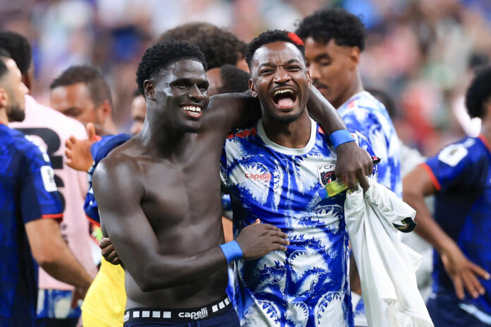 Jugadores de Cabo Verde celebran este viernes en Houston la histórica clasificación a la primera fase de eliminación directa del Mundial. EFE/ Carlos Ramírez
