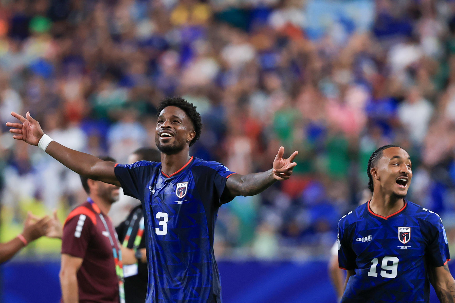 Jugadores de Cabo Verde celebran este viernes en Houston la histórica clasificación a la primera fase de eliminación directa del Mundial. EFE/ Carlos Ramírez
