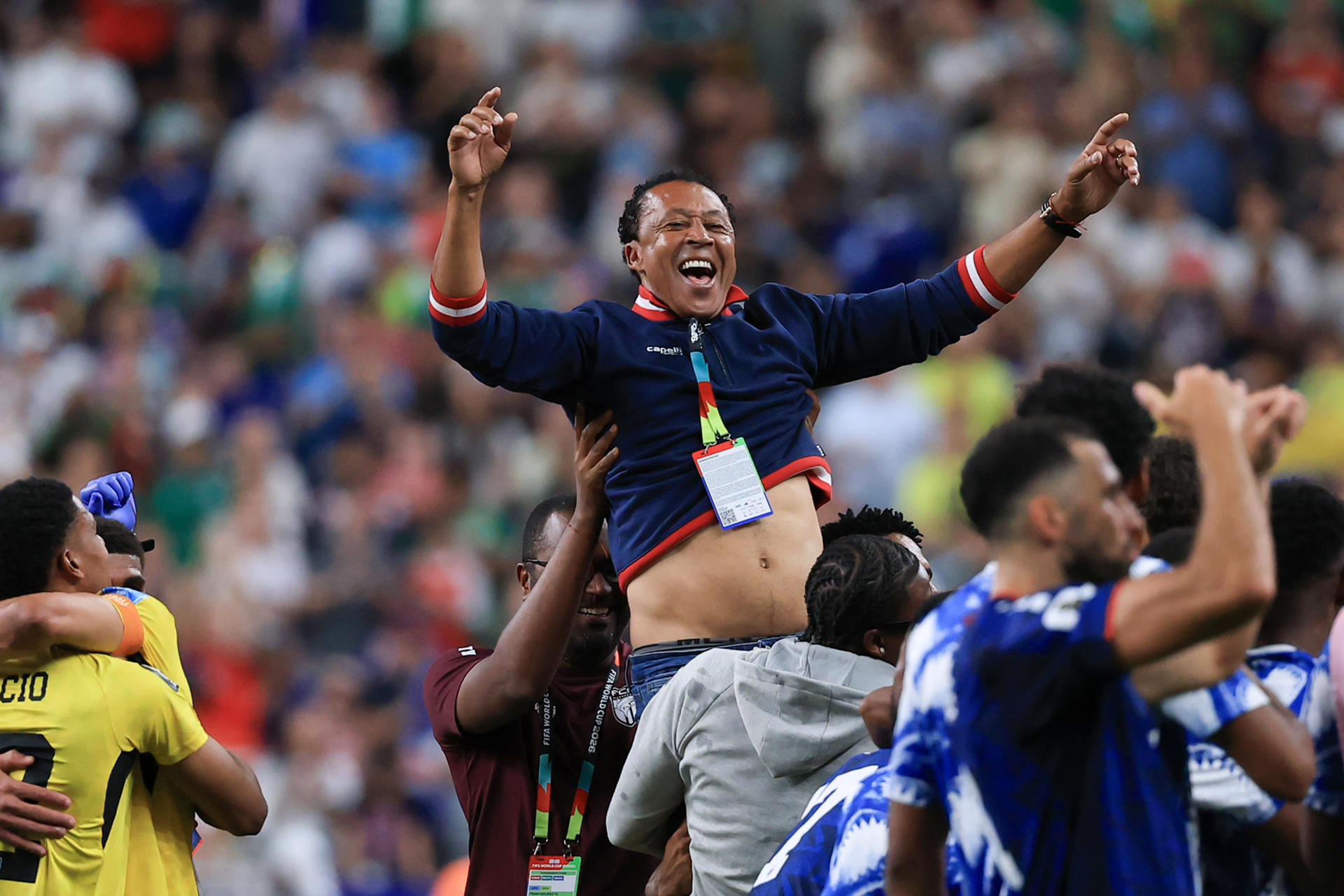 Jugadores de Cabo Verde celebran este miércoles en Houston con seleccionador Pedro Leitão Brito (c) la clasificación a los dieciseisavos del Mundial. EFE/ Carlos Ramírez
