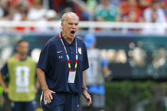 El seleccionador de Uruguay, Marcelo Bielsa, da instrucciones con vehemencia este viernes en el partido ante España del Mundial 2026. EFE/ Francisco Guasco
