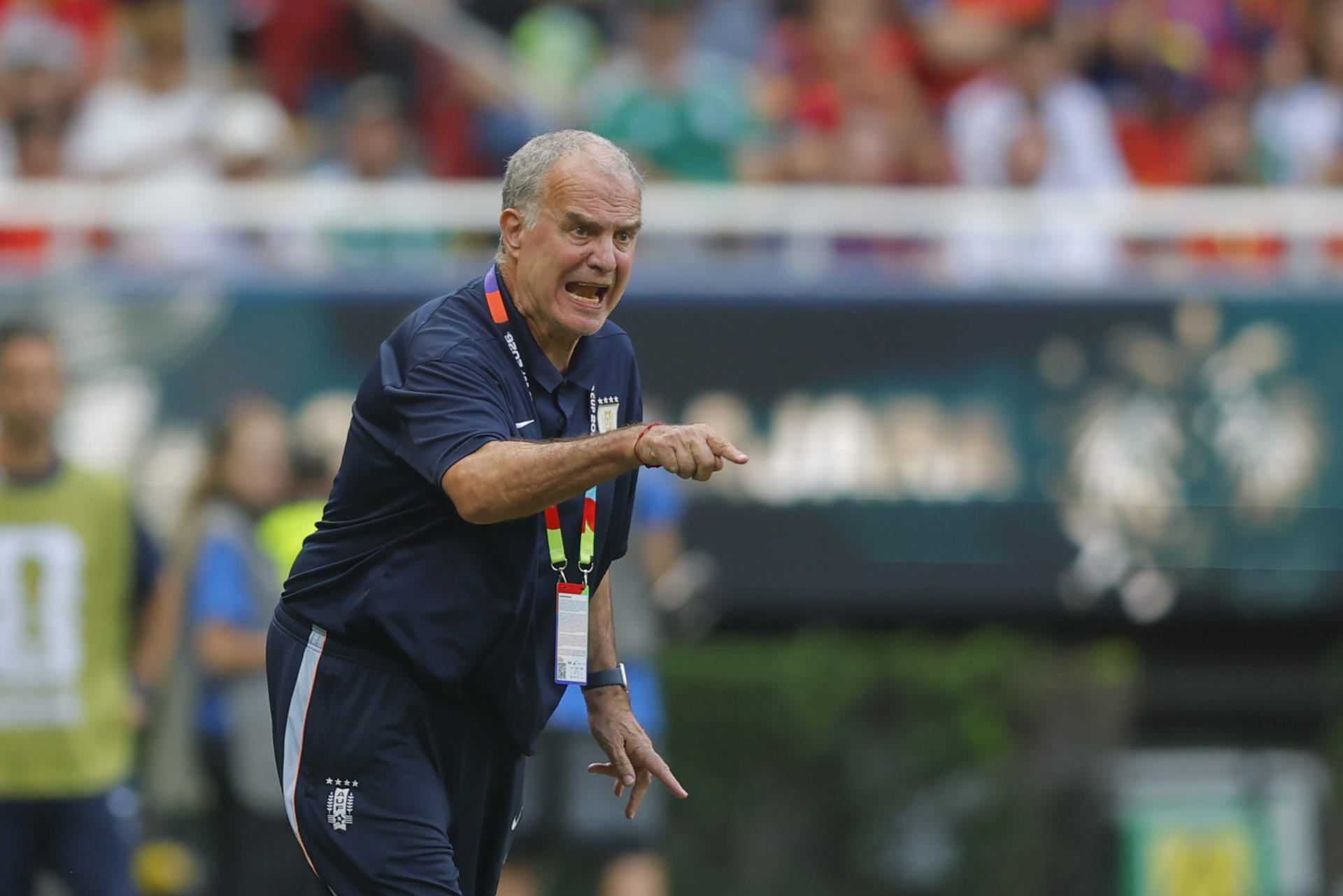 El seleccionador de Uruguay, Marcelo Bielsa, da instrucciones con vehemencia este viernes en el partido ante España del Mundial 2026. EFE/ Francisco Guasco
