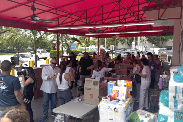 Personas asisten a una jornada de donación de alimentos y productos de higiene este viernes, en el restaurante venezolano 'El Arepazo' en Doral, Florida (Estados Unidos). EFE/ Pablo Urbón

