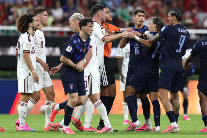 Agustin Canobbio (2-d), de Uruguay, reacciona luego de ser expulsado este viernes en el partido del Grupo H del Mundial 2026 ante España en el estadio Akron, en Guadalajara (México). EFE/ Alex Cruz
