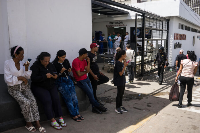 Personas esperan atención medica este viernes, en el hospital Vargas de Caracas (Venezuela). EFE/ Boris Vergara
