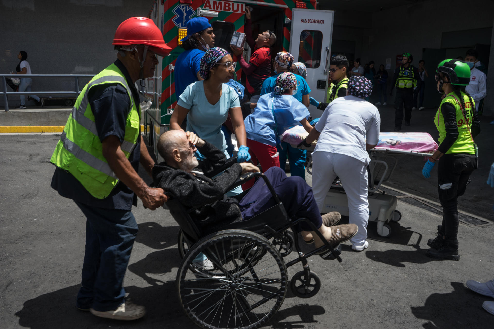 Personas reciben atención medica este viernes, en el hospital Domingo Luciani de Petare de Caracas (Venezuela). EFE/ Boris Vergara

