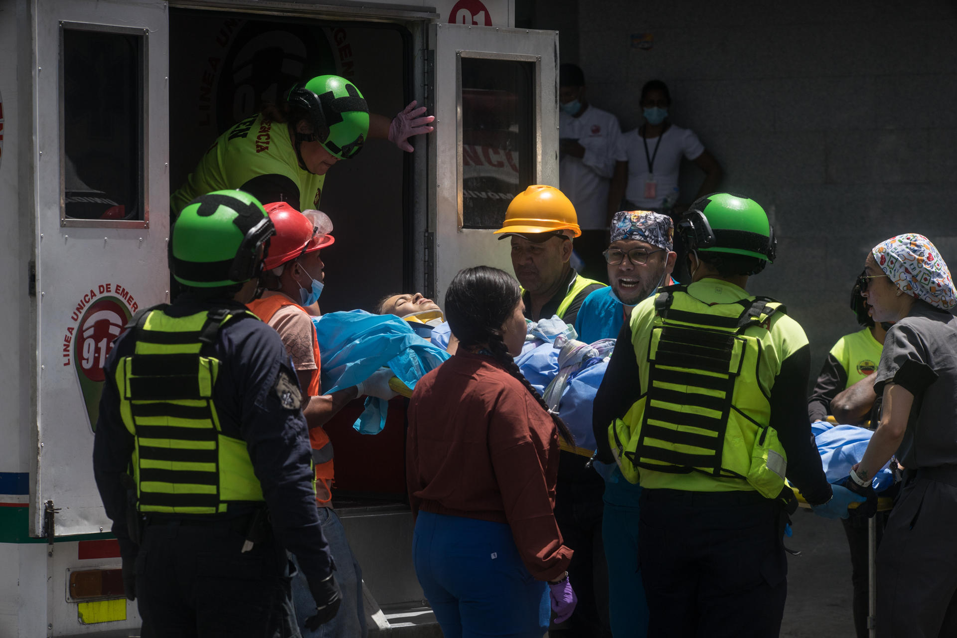 Una persona recibe atención medica este viernes, en el hospital Domingo Luciani de Petare en Caracas (Venezuela). EFE/ Boris Vergara
