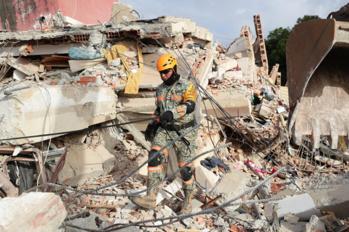 Un rescatista del Ejercito de México fue captado este 26 de junio al trabajar en labores de búsqueda en un edificio desplomado tras los terremotos del pasado miércoles, en La Guaira (Venezuela). EFE/Ronald Peña
