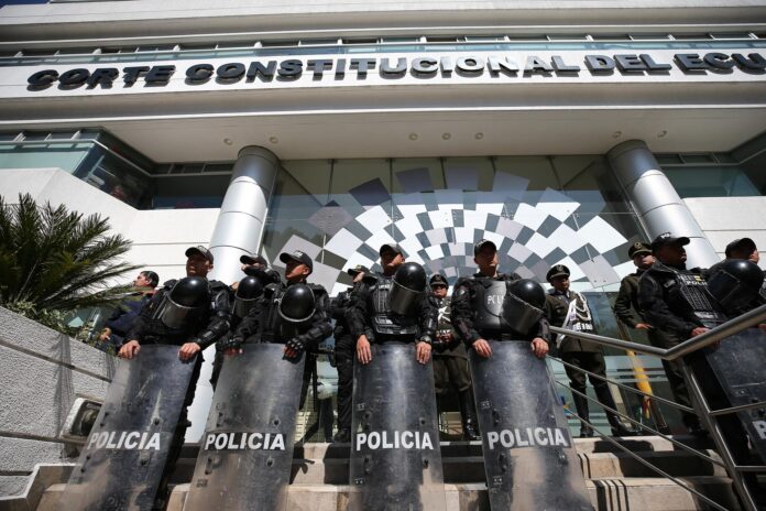 Fotografía de archivo en la que se captó a un escuadrón de la Policía ecuatoriana al custodiar la entrada principal de la sede de la Corte Constitucional de Ecuador, en Quito. EFE/José Jácome
