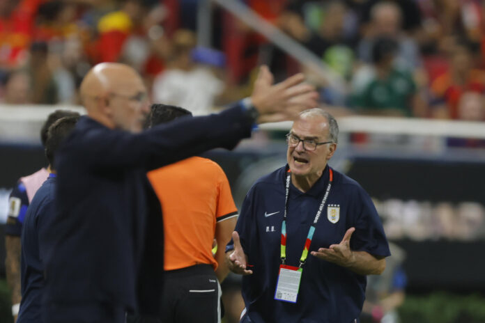 El seleccionador de Uruguay, Marcelo Bielsa (d), aseguró este viernes en Guadalajara que los goles que recibió su equipo a lo largo del Mundial de fútbol eran 